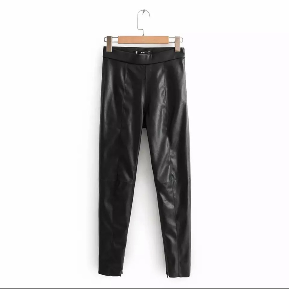 BLACK LEATHER PANTS WITH ZIPPERS